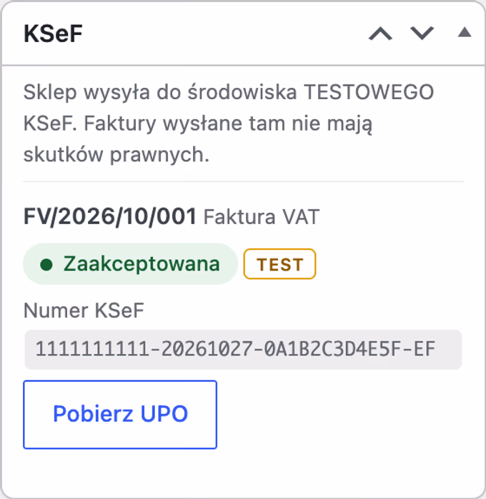 Ramka KSeF na ekranie zamówienia WooCommerce w środowisku testowym: komunikat o wysyłce do testowego KSeF bez skutków prawnych, faktura FV/2026/10/001 ze statusem Zaakceptowana i oznaczeniem TEST, numer KSeF i przycisk Pobierz UPO
