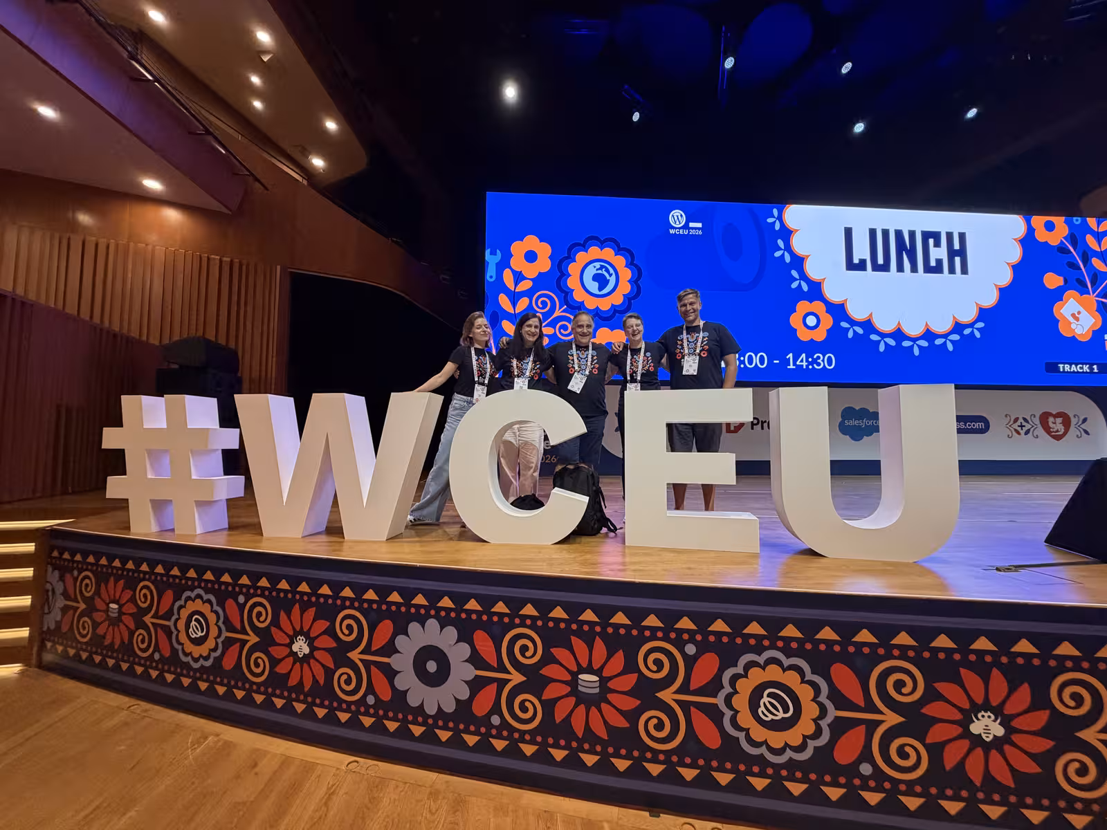 O WordCamp Europe 2026 em Cracóvia atraiu 2442 participantes de 81 países e 779 contribuidores em 26 equipas. Uma vista de dentro do Budget Team do WCEU, a keynote do CERN, os sinais dos novos meetups em Itália, Espanha e Costa Rica, a Local Team que tornou tudo possível e o que significa Málaga 2027.