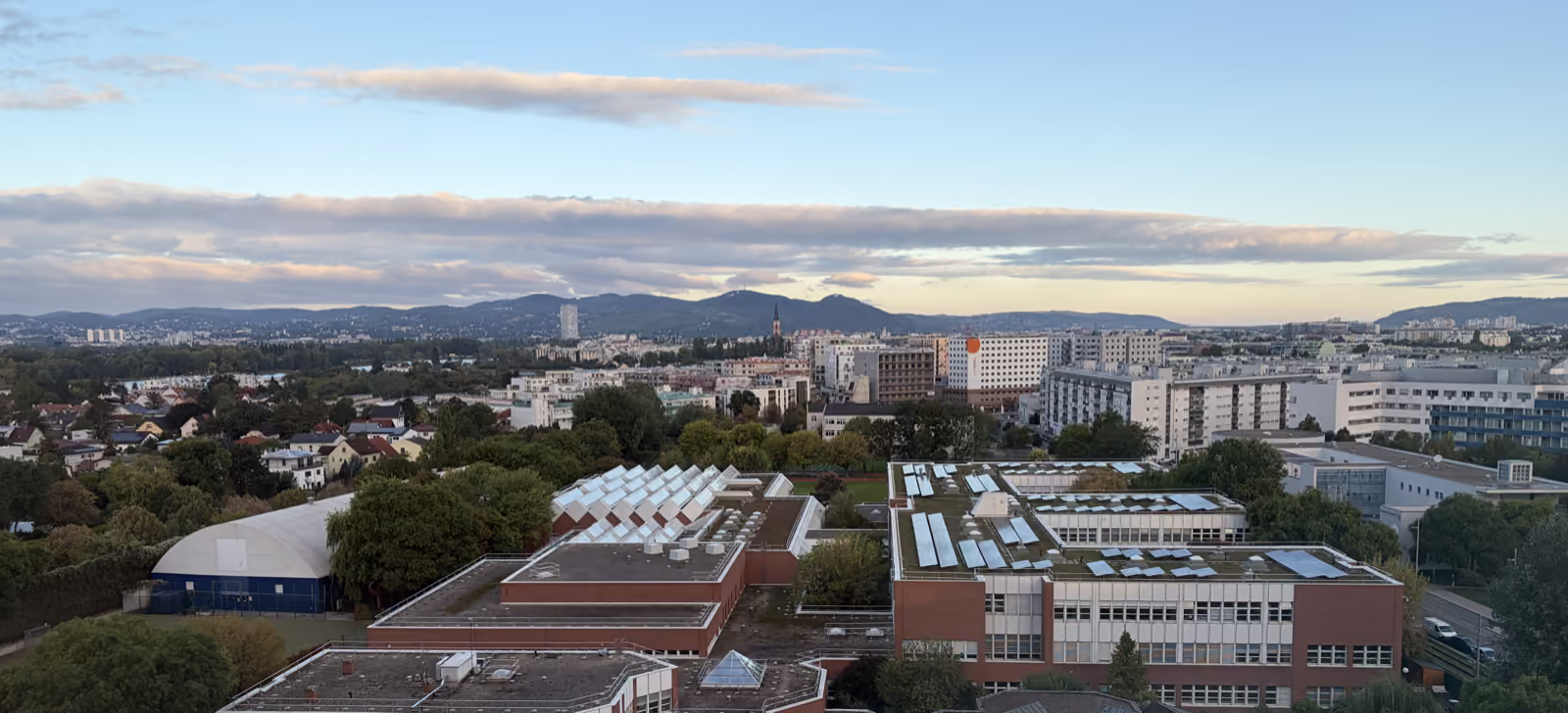 Blick über Wien-Donaustadt Richtung Wienerwald, September 2026