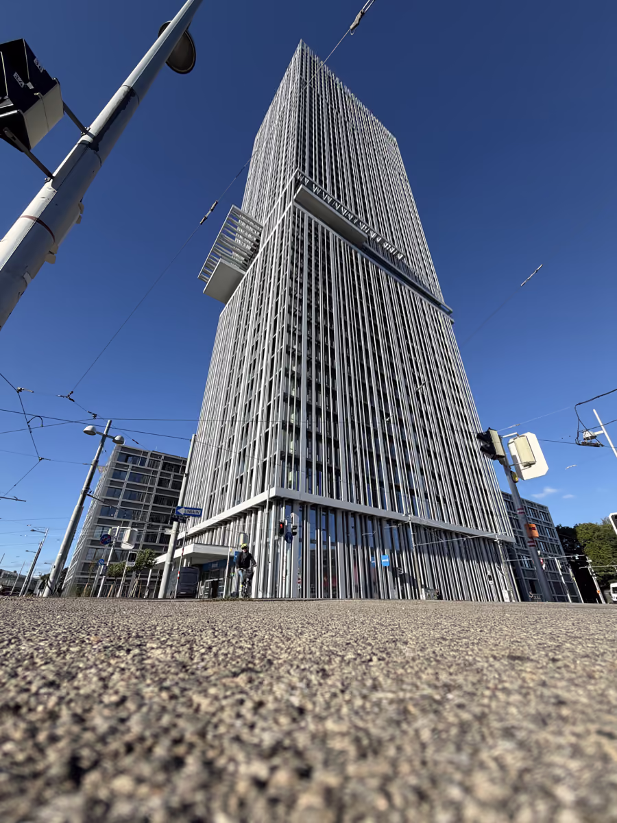Hochhaus an einer Straßenbahnkreuzung in Wien, September 2026
